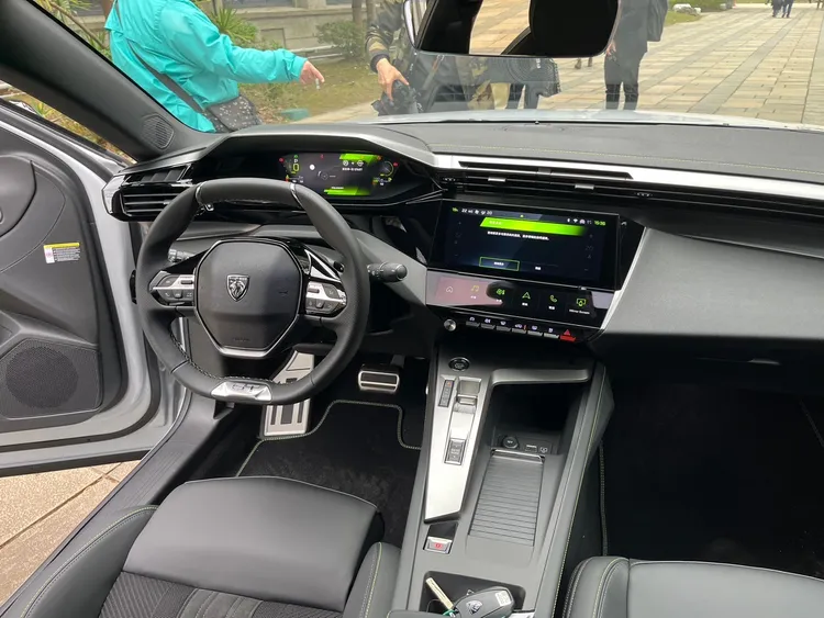 兩款車車艙均搭載全新世代的PEUGEOT i-COCKPIT駕駛導向操作介面，提供更直覺且高科技的駕駛體驗。周奕豪攝