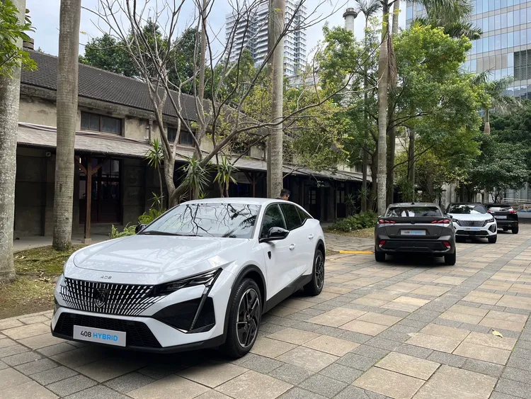 408 HYBRID以FASTBACK斜背車型打造獨特的跨界跑旅風格，結合運動休旅與轎車的元素，塑造出極具未來感的車身輪廓。周奕豪攝