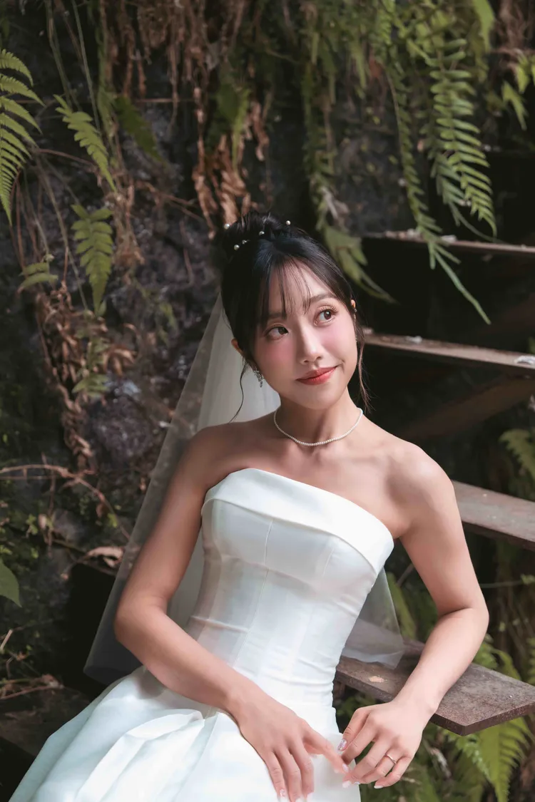 蔡佩軒推出新歌特別穿上婚紗拍攝MV。賈永婕婚紗提供