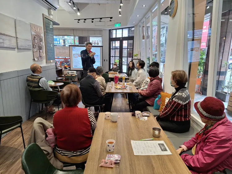 警方進行宣導。警方提供