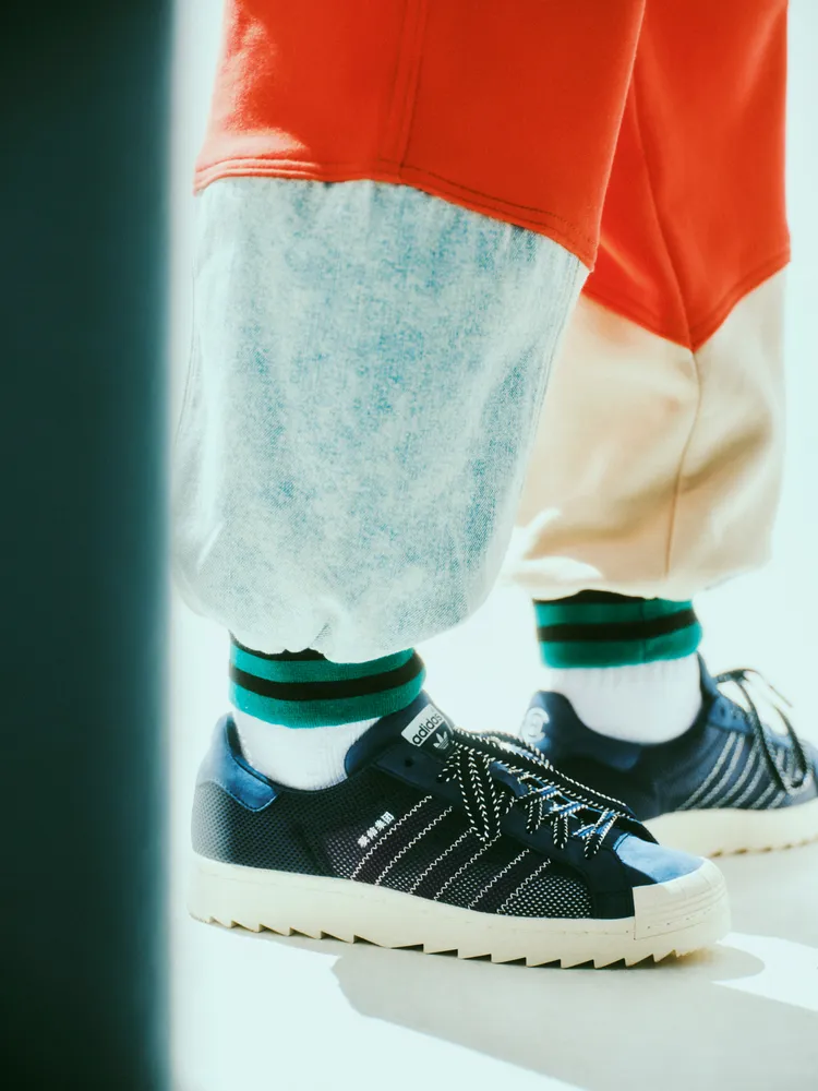 全新聯名鞋以深邃海軍藍為基調，象徵著深邃海洋與無垠天空。品牌提供