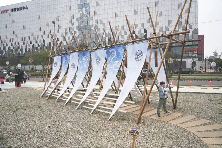 祈豐年」Ｘ型的屋頂與斜撐來自阿美族太巴塱穀倉，亦如禱告的手，有感謝過去豐收及對未來豐收的期待。客家局提供