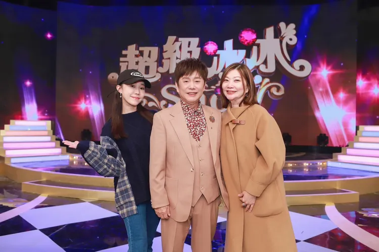 女兒黃露瑤（左起）、黃西田、老婆陳靜子。民視提供