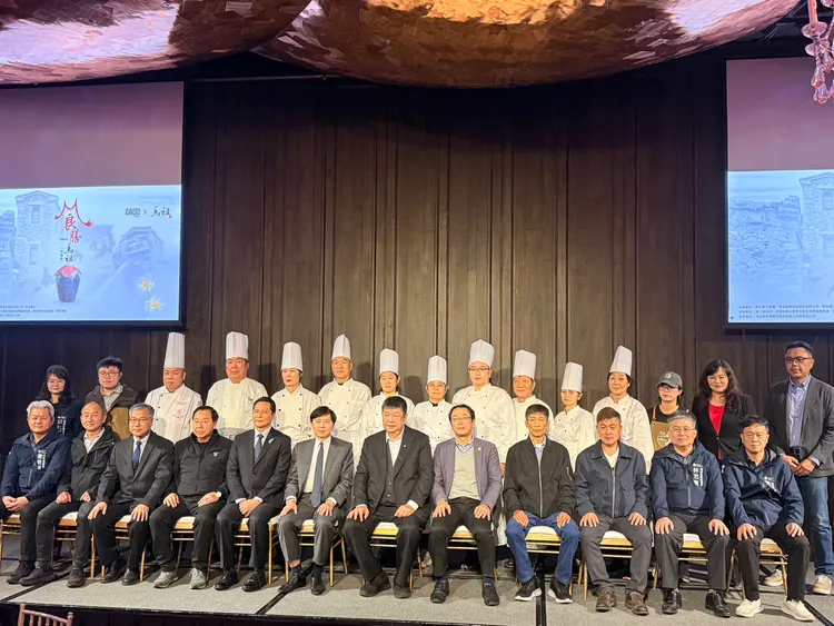 君品酒店辦理食膳馬祖活動，推廣馬祖美食深厚底蘊與風味，前排左六為雲品國際董事長盛治仁，前排右六為連江縣長王忠銘。陳揚盛攝