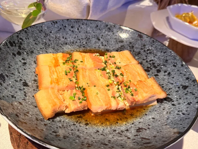 「鰮魚蒸肉佐地瓜飯」甜鹹交織的口感，令人一口接一口。陳揚盛攝