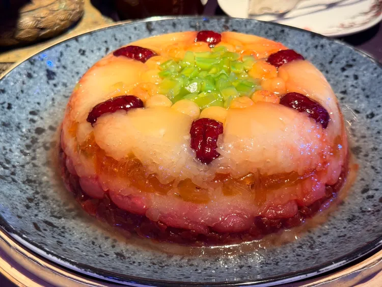 在早期的馬祖，婚宴與家庭聚會上經常可見「太平燕」這道佳餚，不僅美味，更承載著馬祖人的美好祝福。陳揚盛攝