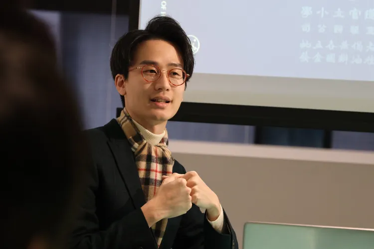 《香江墨跡》作者黃宣游，8日在台北分享書法奧妙。記者李俊毅攝