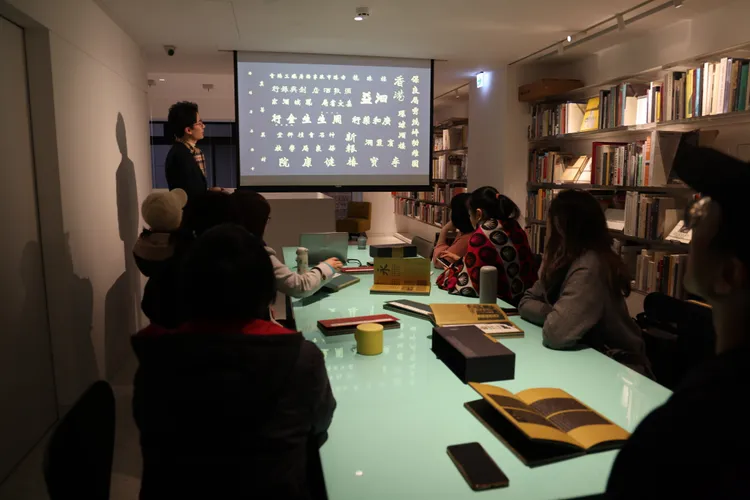 《香江墨跡》作者黃宣游，8日在台北分享書法奧妙。記者李俊毅攝