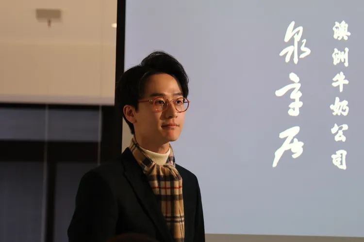 《香江墨跡》作者黃宣游，8日在台北分享書法奧妙。記者李俊毅攝