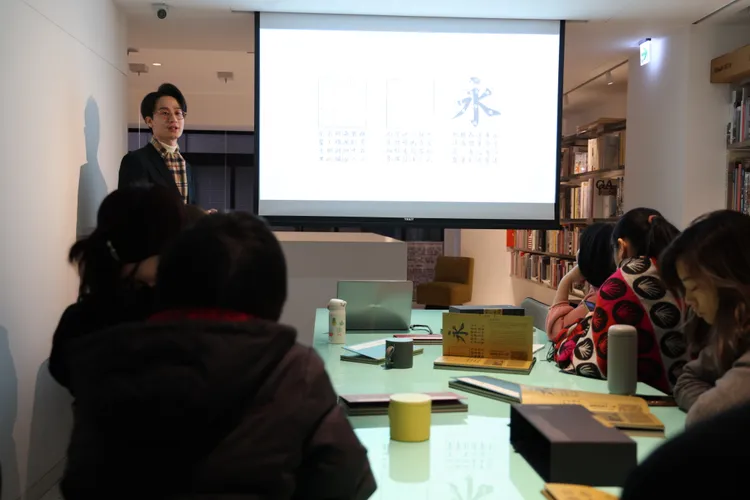 《香江墨跡》作者黃宣游分享台港奧招牌字體差別。記者李俊毅攝