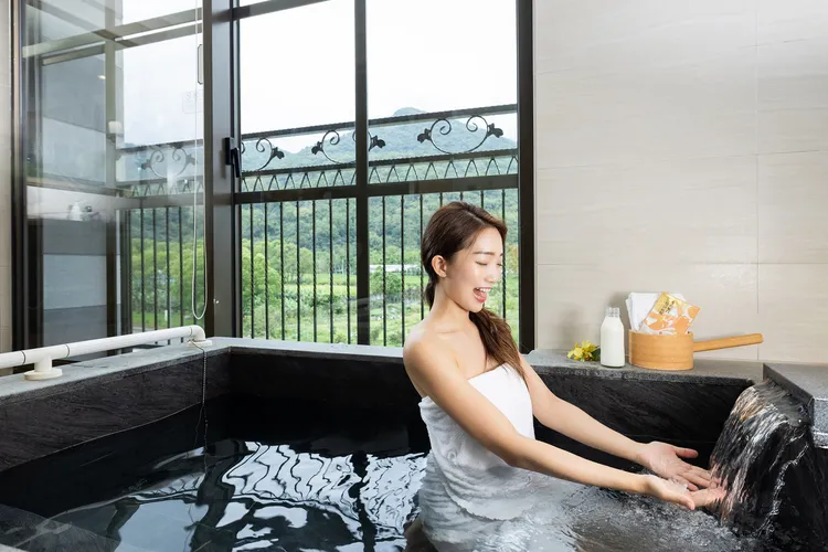 近期寒流不斷南下溫泉勝地成為年後國旅首選，瑞穗天合客房有黃金湯浴池可使用。天成飯店集團提供