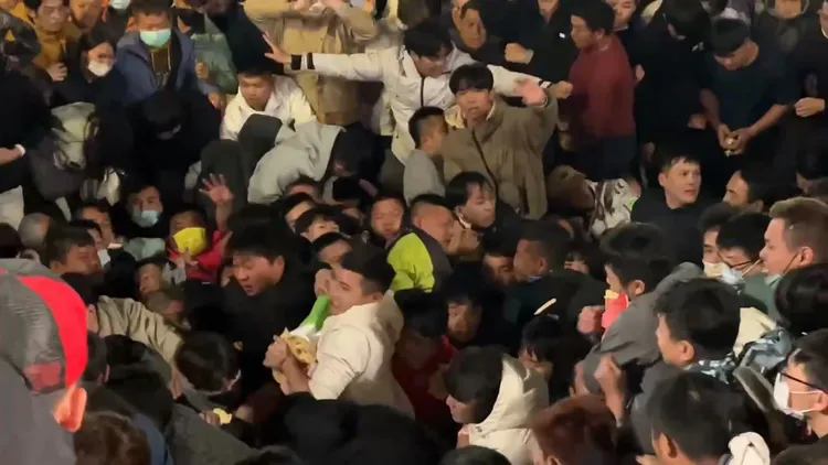 台南市安南區正統鹿耳門聖母廟8日晚間施放煙火秀，搶春牛時出現多起民眾推擠衝突。翻攝畫面