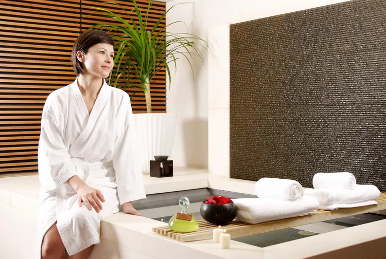 對於渴望保有私密空間的情侶們，晶華特別規劃低調奢華的「SPA Villa 寵愛假期」住房專案，可於房內體驗獲世界大獎肯定的沐蘭SPA獨家芳香療程，共度身心靈皆被溫柔寵愛的幸福之旅，專案兩人成行、每房每晚1萬2800元起。台北晶華酒店提供