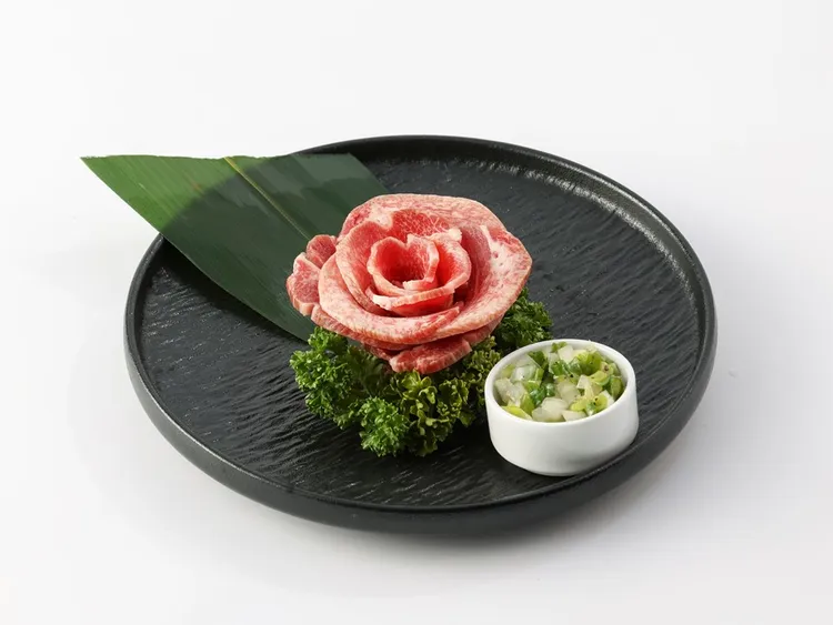 「Oh my!原燒」完成消費條件，可以99元加購牛舌玫瑰花，為節日增添儀式感。業者提供