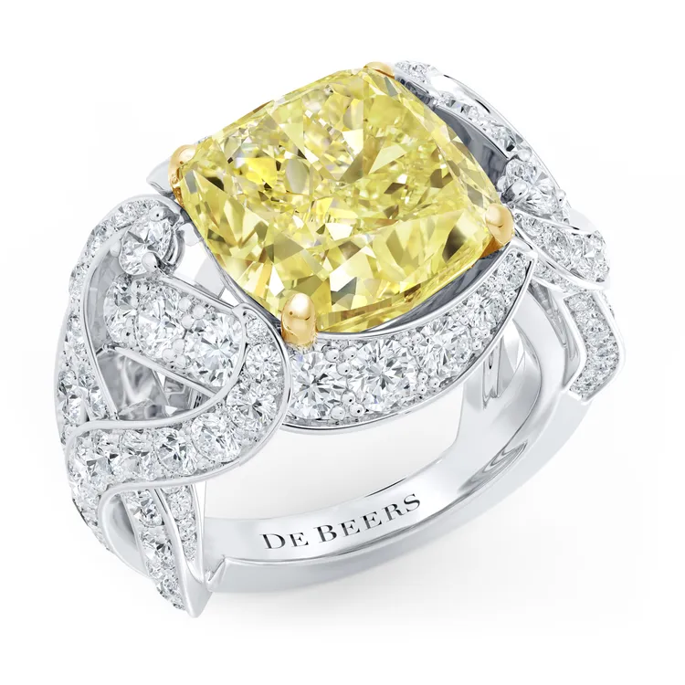 Interlace鑽石雞尾酒戒指，中央主石為8.75克拉枕形切割濃彩黃鑽。品牌提供