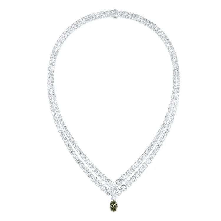 Foundation鑽石項鍊，垂墜主石為3.02克拉橢圓形深彩帶灰色與黃色綠鑽。品牌提供