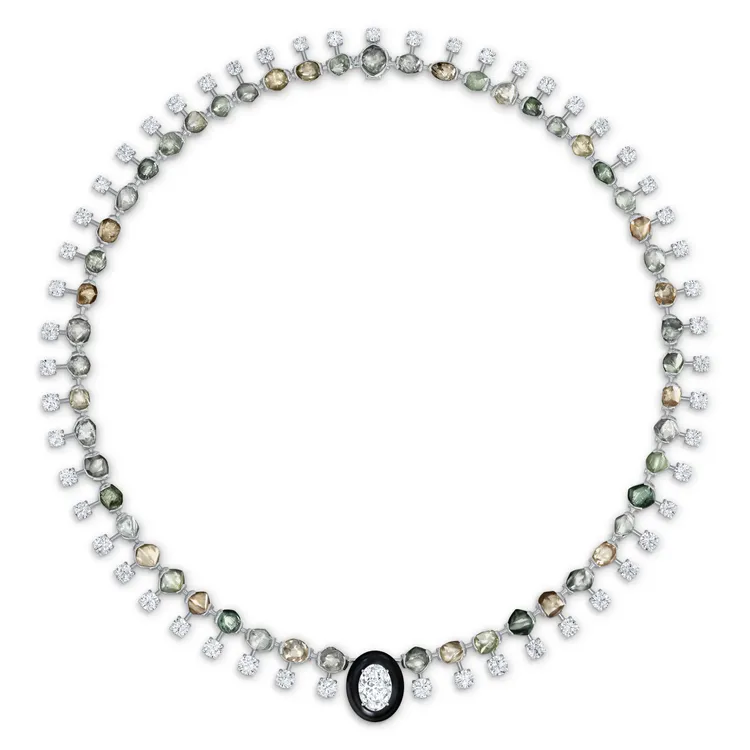 Embrace鑽石項鍊，中橢圓形白鑽2.91克拉。品牌提供