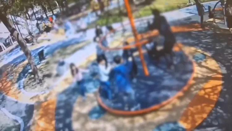 龍潭運動公園共融式轉轉盤錯誤使用而不堪負荷毀損。工務局提供