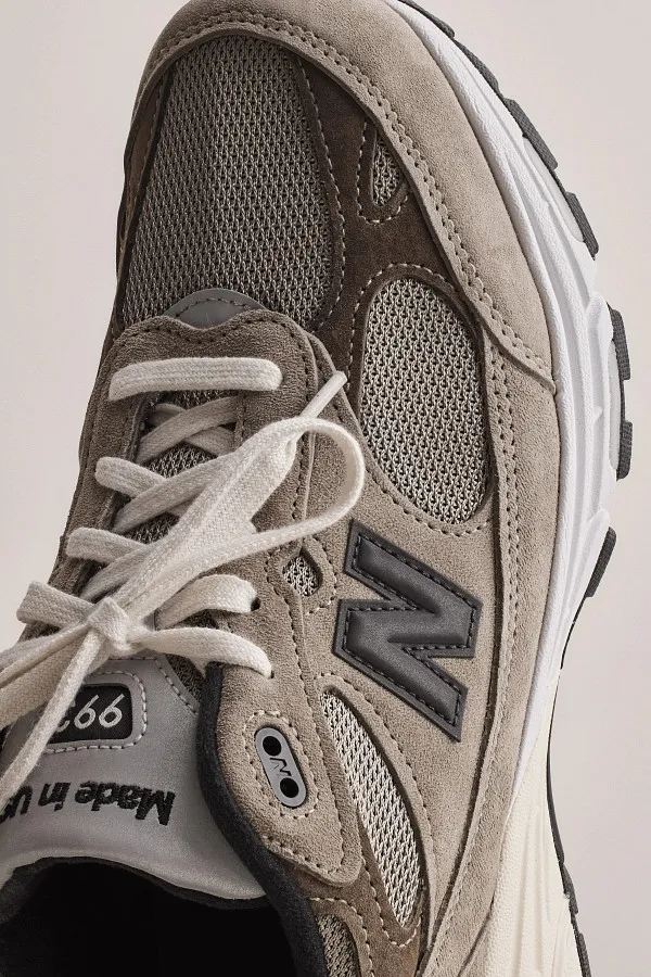 將蘑菇棕色主色搭配灰色麂皮鞋面、透氣網布。品牌提供