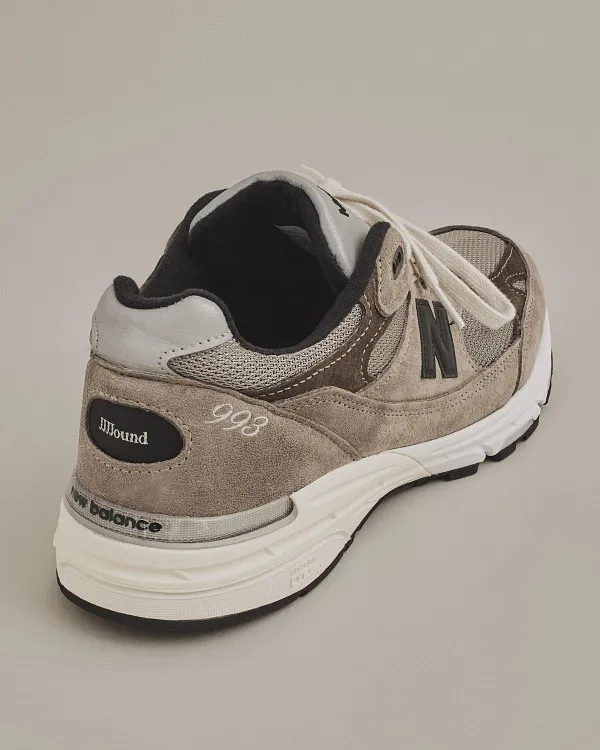 鞋後跟可以看到JJJJound品牌標誌。品牌提供