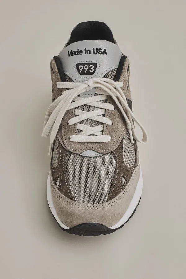 銀色反光鞋舌標示出美製細節。品牌提供