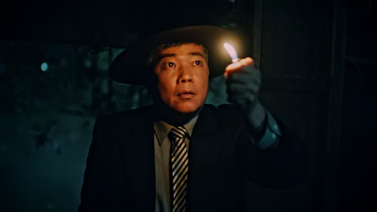 阮黎黃飾演房仲，半夜點打火機看房，直呼嚇死了。車庫娛樂提供