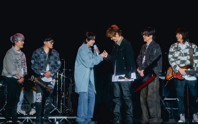 圭賢（左三）提到上次到八三夭練團室喝酒喝到清晨，打勾勾約定以後來台都要一起合唱。翻攝八三夭IG