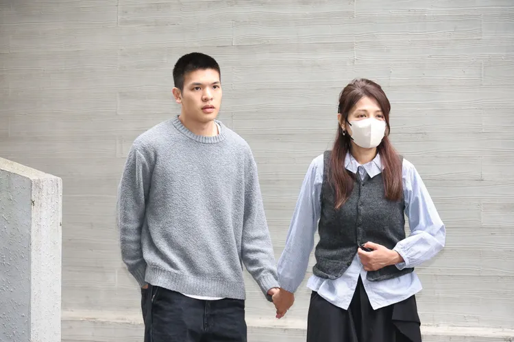 林葉亭（右）與兒子邱以太處理爸爸後事。資料照片