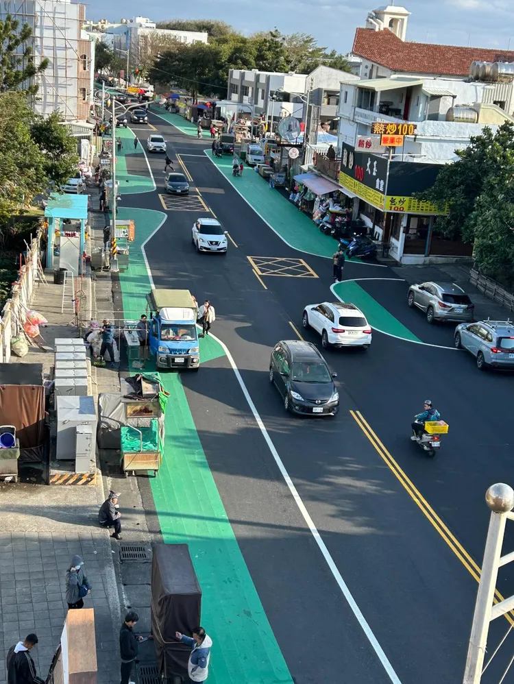 網友分享墾丁大街新貌照片。翻攝《路上觀察學院》社團
