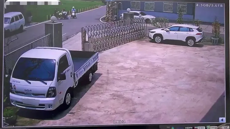 埋伏員警一擁而上將車手逮捕。民眾提供