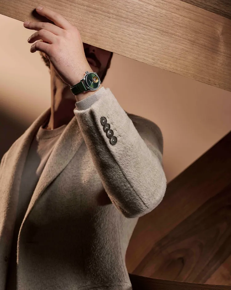 康斯登全新百年典雅陀飛輪自製機芯腕錶，39mm，精鋼錶殼，翠綠色太陽紋錶盤，翠綠色鱷魚皮錶帶，自製FC-980自動上鍊機芯，動力儲存38小時，防水深度50米，全球限量150只，58萬8000元。品牌提供
