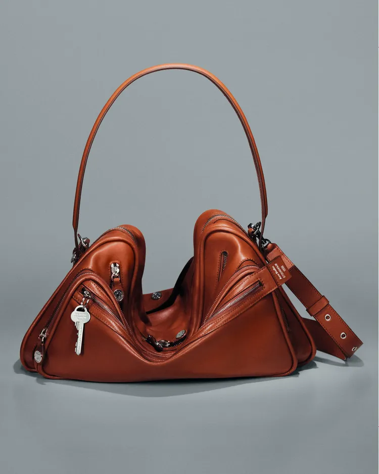 CAMERO包設計靈感來自創意總監早年拎過的復古相機包。品牌提供