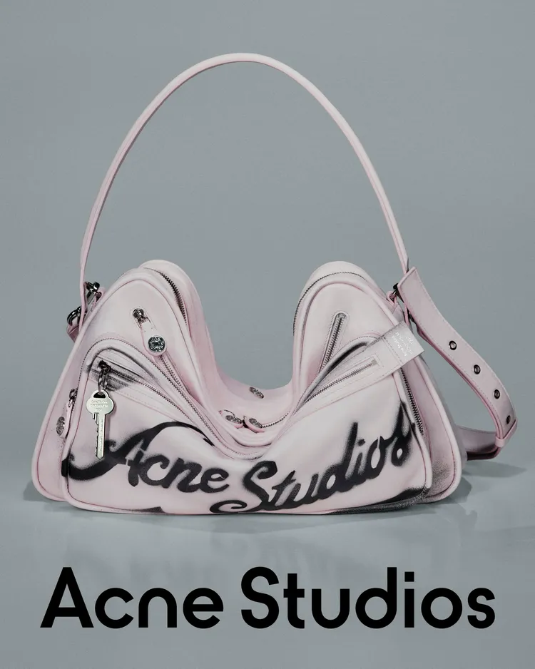 CAMERO包以柔軟小牛皮製成，呈現慵懶廓形。品牌提供