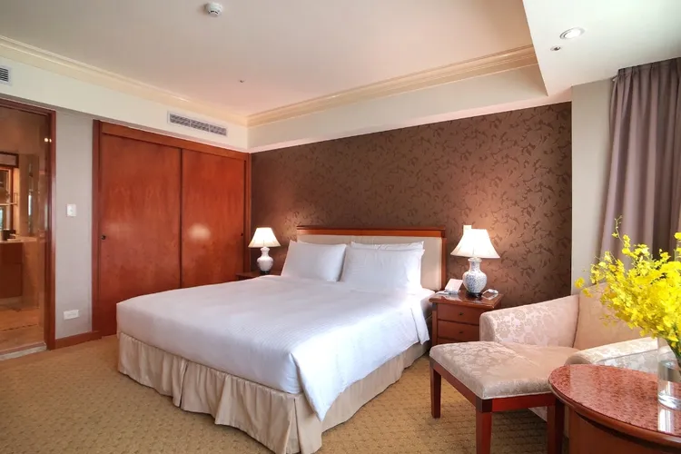 長榮桂冠酒店（台中）搭高鐵．住長榮指定住房專案，雙人入住一房一廳套房只要5599元起。業者提供