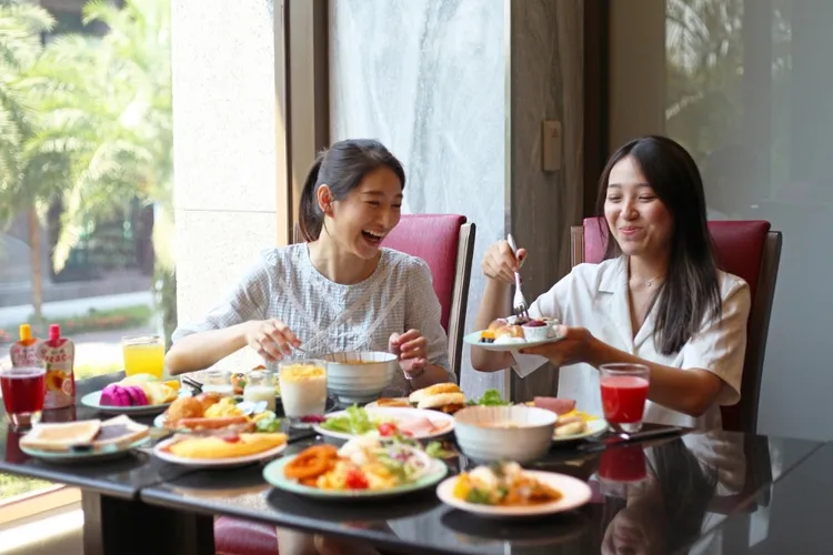 選擇長榮鳳凰酒店（礁溪）搭高鐵．住長榮指定住房專案，高級洋式客房一泊二食9200元起，享超值禮遇雙重送，還有每日限量房型升等優惠。業者提供