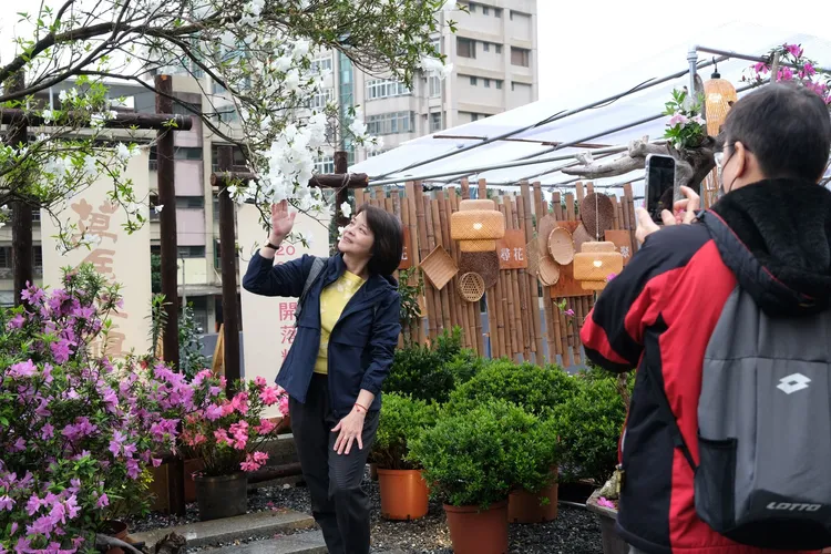 萬金杜鵑花展民眾搶拍。農業局提供
