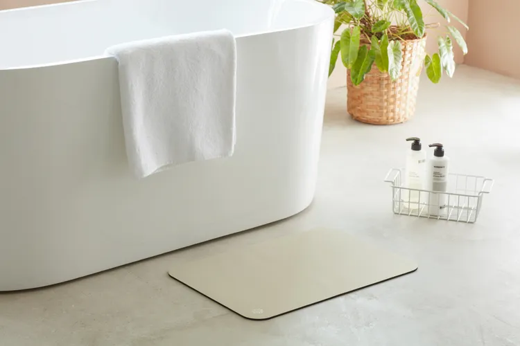 「原質所軟式珪藻土浴室門口止滑墊」表層為瞬間吸水且易乾材質，不再需忍受長毛腳踏墊難乾且易發臭的困擾，讓浴室保持乾燥宜人的舒適環境。業者提供