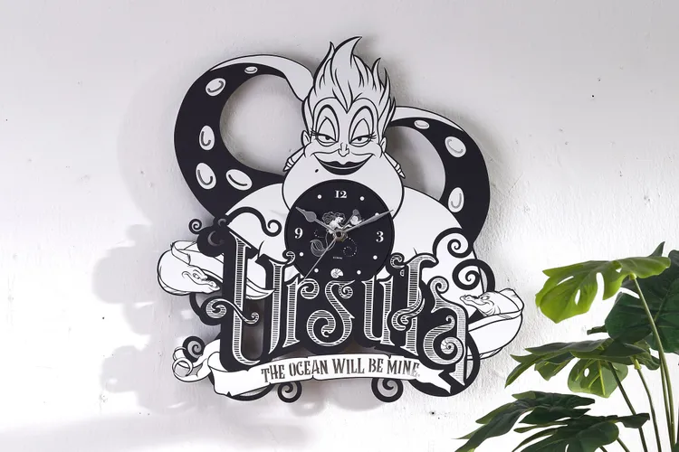 叛逆又迷人的反派角色都在HOLA，迪士尼系列加入冬出清行列1折起便能帶回家！「迪士尼系列反派靜音壁鐘-烏蘇拉」招牌章魚腳巧妙搭配簍空設計，存在即氣勢。業者提供