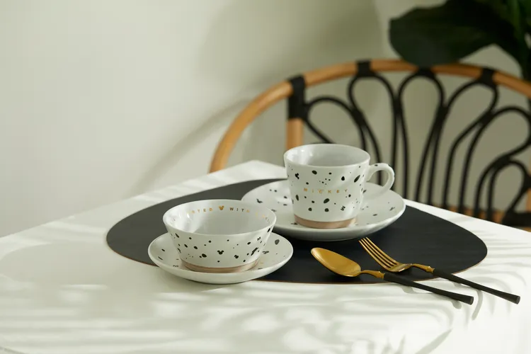 不可錯過的大人系「迪士尼黑標系列餐具組」，以經典米奇剪影搭配金色細節及木紋，讓粉絲無須在童心和風格中作妥協。業者提供