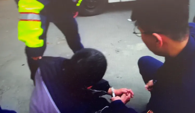 男子失控砍人還說「我就是要砍死他」，警方趕到將人逮捕。民眾提供