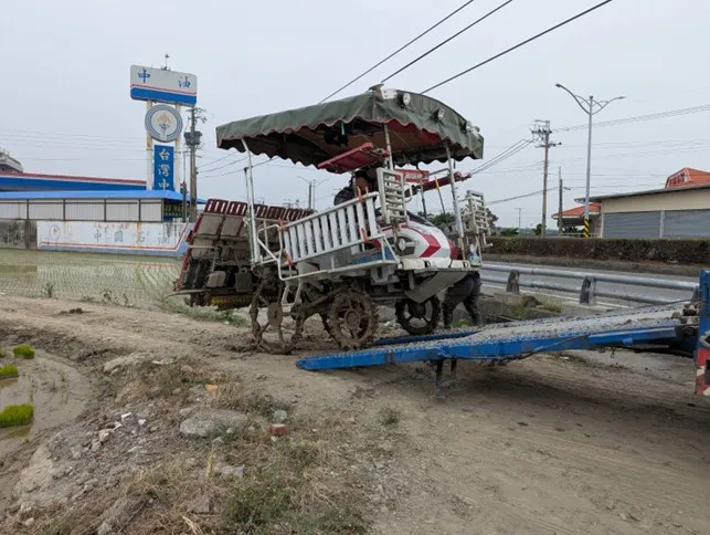 屏東縣政府環保局建議以運輸車輛接駁農耕機具。縣府提供