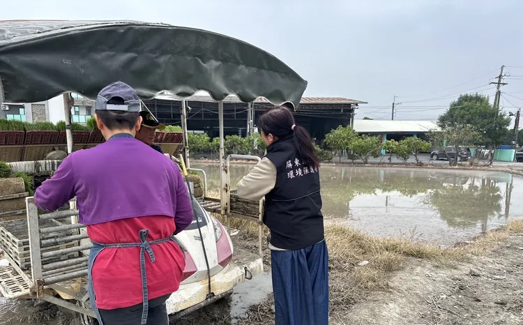 環保局宣導農耕機具清洗後再上路。縣府提供