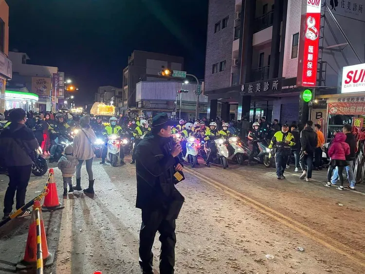 警方以優勢警力到場制伏滋事份子。翻攝畫面