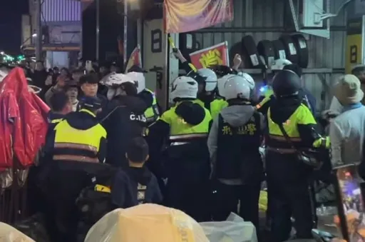 台東鬧元宵太過火!5人暴衝突街頭開打 優勢警力壓制全逮捕