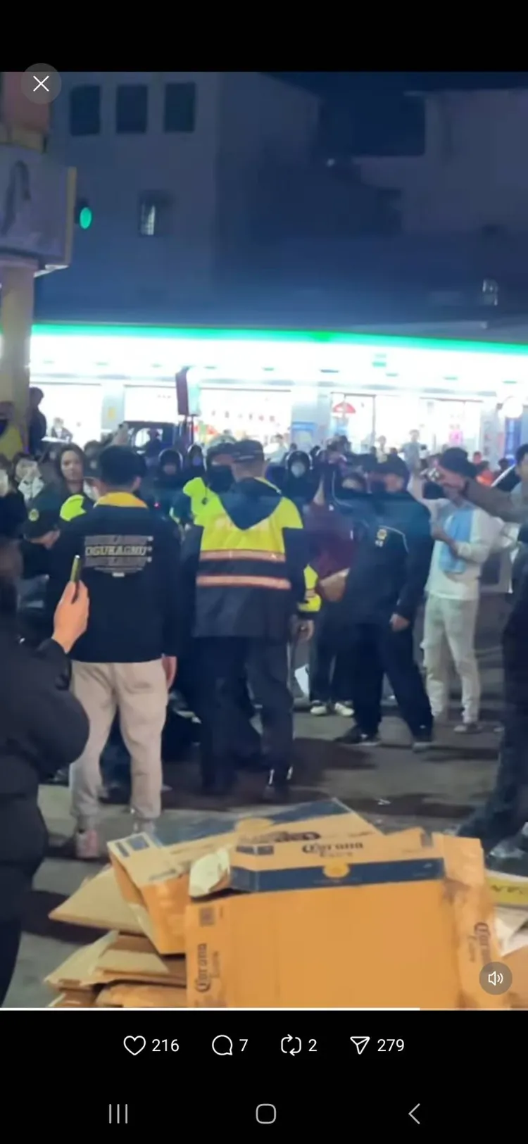 另一群人又爆發推擠肢體衝突。翻攝畫面