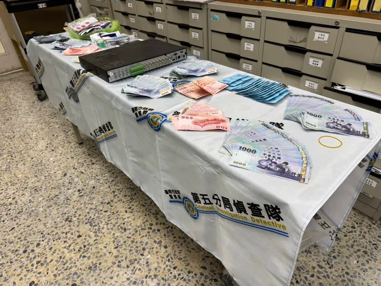 業者過年期間生意興隆，警方起出的犯罪所得逾80萬元。民眾提供