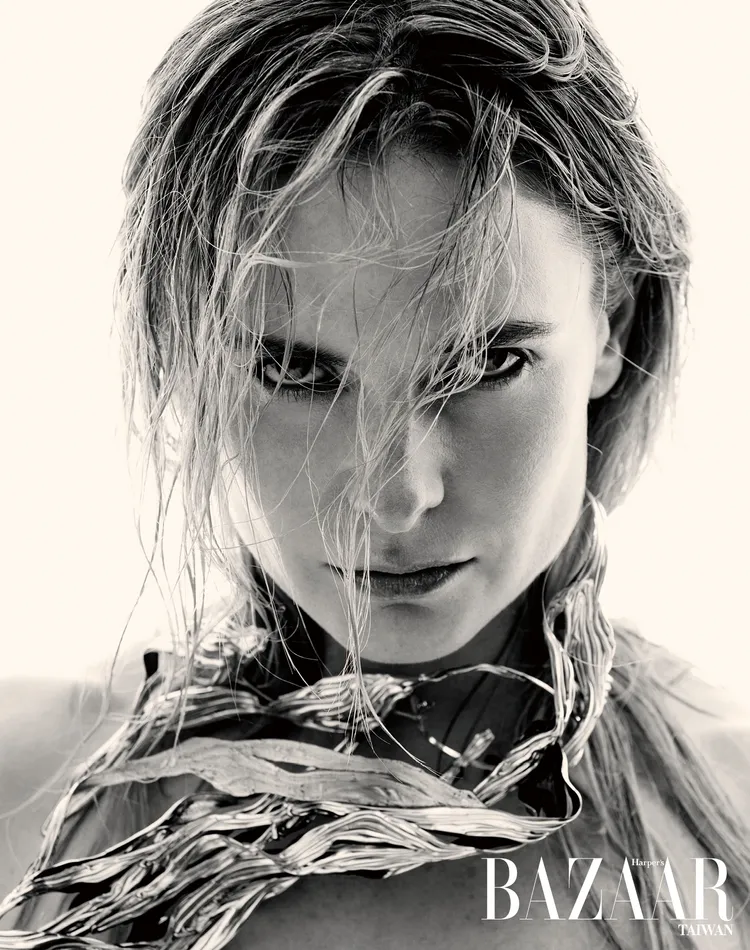 Rebecca Ferguson拍攝《Harper’s BAZAAR》封面。《Harper’s BAZAAR》國際中文版提供