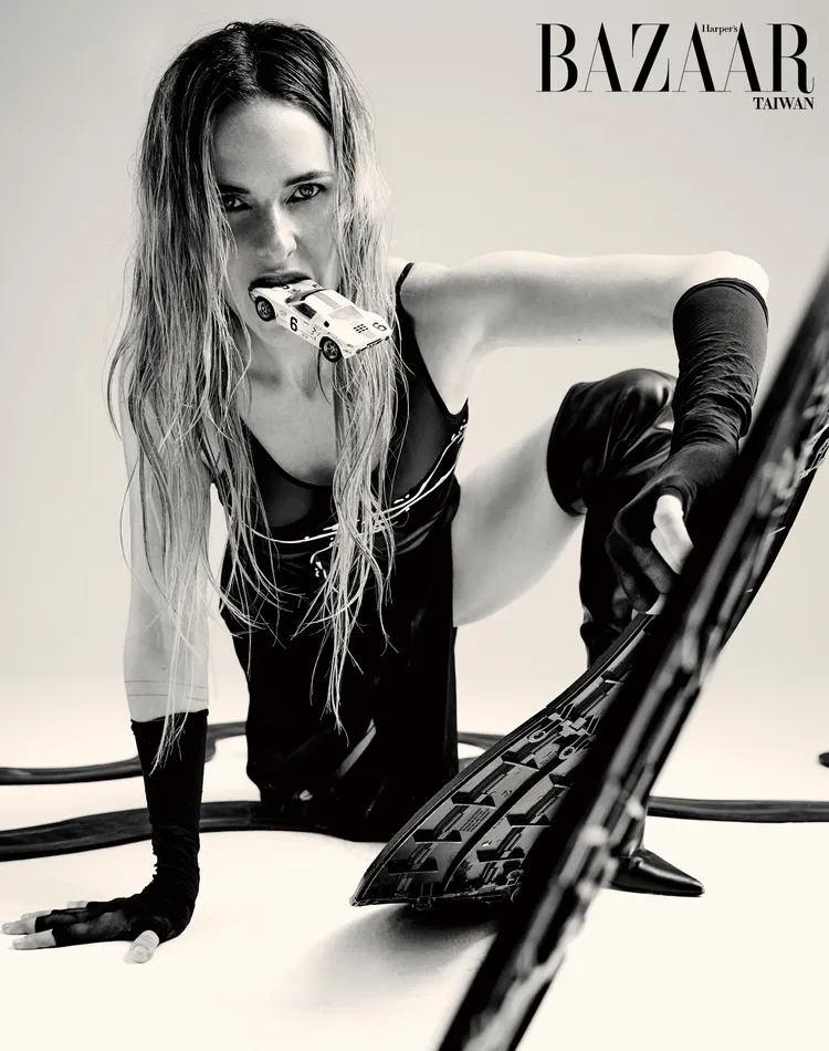 Rebecca Ferguson的俐落姿勢讓人想起伊爾莎的敏捷身手。《Harper’s BAZAAR》國際中文版提供