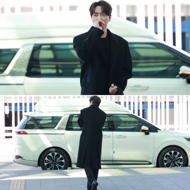 李浚赫看到媒體和粉絲送機，害羞摀住嘴巴，背對鏡頭羞笑。翻攝Newsen