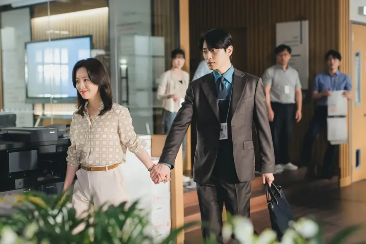 李浚赫（右）劇中與CEO韓志旼談辦公室戀情，戲外絕對不會公開認愛。翻攝AceFactory IG